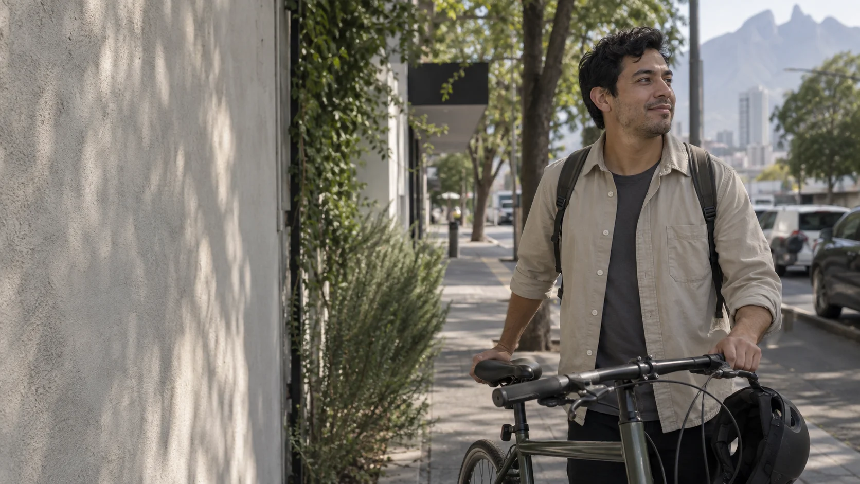 Joven con su bicicleta en una calle de Monterrey